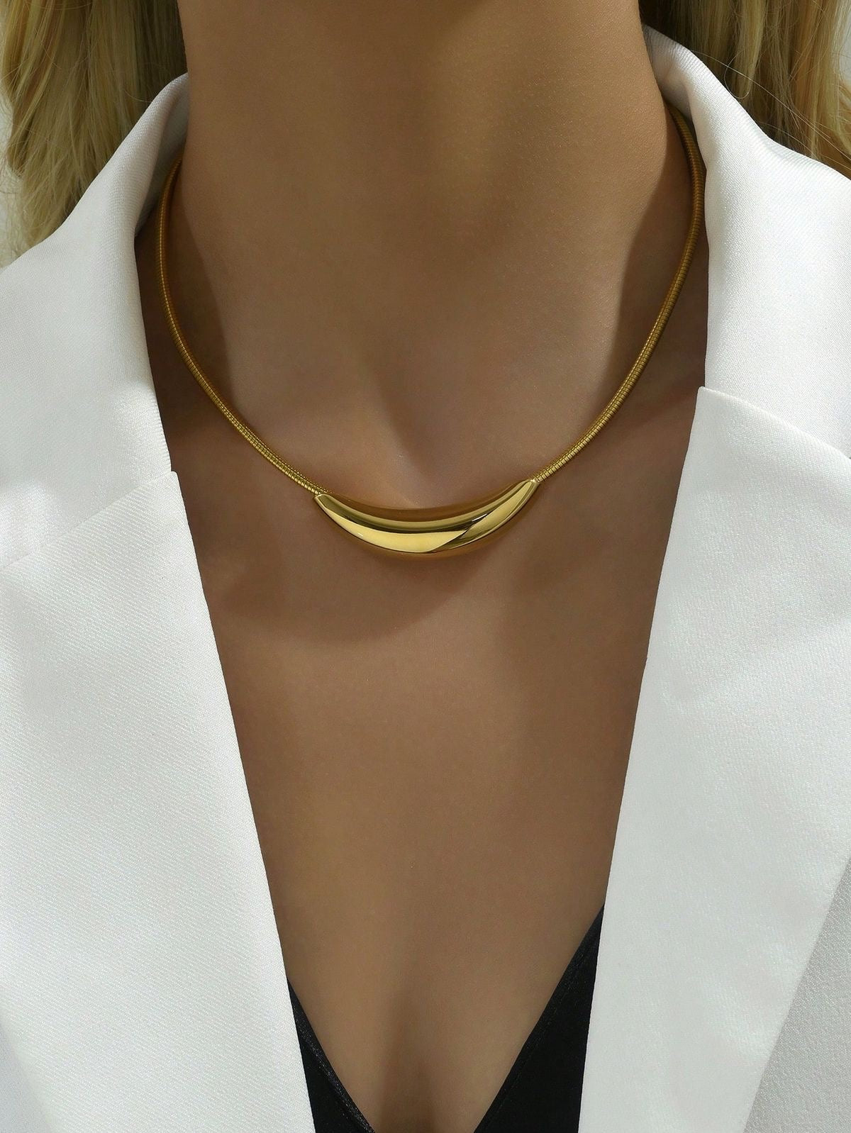 Magnetic snake chain choker