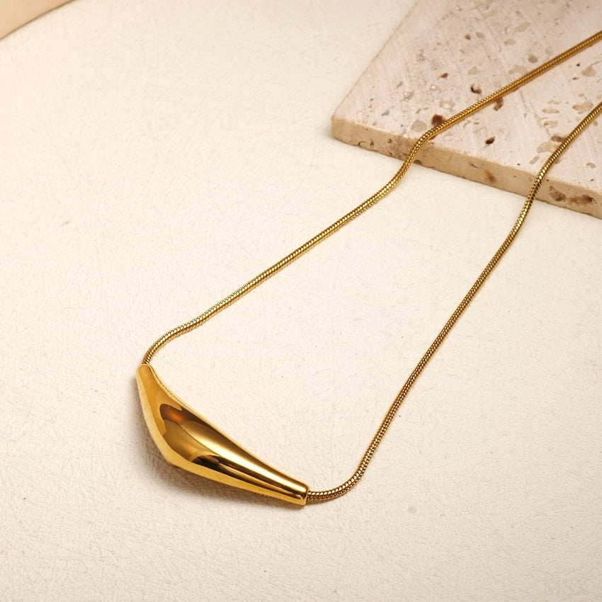 Golden Sculpted Elegance Necklace