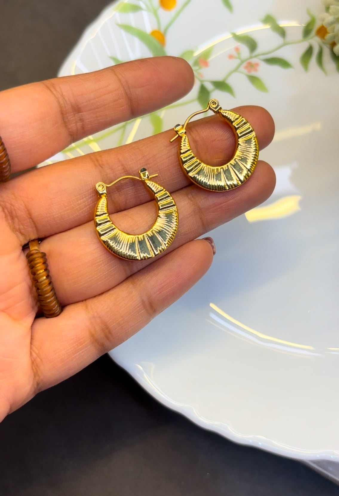 Round hoops with texture