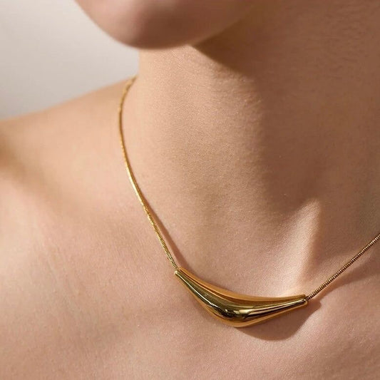 Golden Sculpted Elegance Necklace